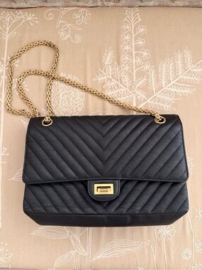 Chantelle Black Quilted Shoulder Bag with Gold Chain